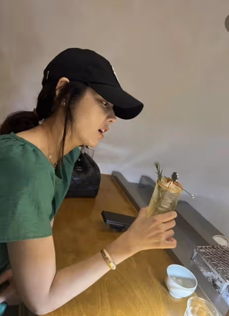 韓佳人益善洞遊玩照片公開,素顏樸素穿搭卻不失高級感,美貌與品味並存