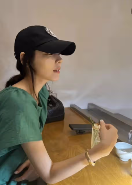 韓佳人益善洞遊玩照片公開,素顏樸素穿搭卻不失高級感,美貌與品味並存