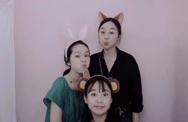 韓佳人益善洞遊玩照片公開,素顏樸素穿搭卻不失高級感,美貌與品味並存