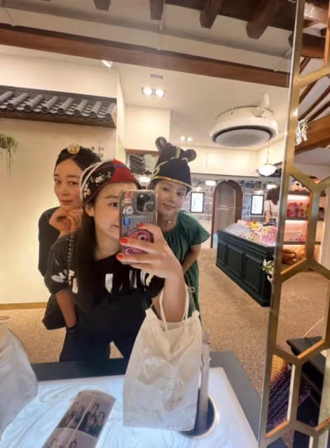 韓佳人益善洞遊玩照片公開,素顏樸素穿搭卻不失高級感,美貌與品味並存