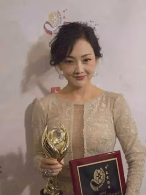 50歲牛莉比同齡人顯老,頭頂稀疏腋下汗濕,曬北京超高層豪宅!