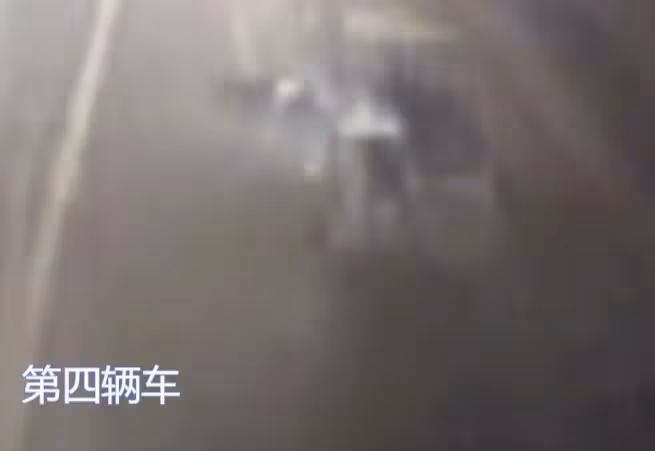 14年老太橫穿馬路喪命,先後4輛車碾壓而過,為何兇手不只4人