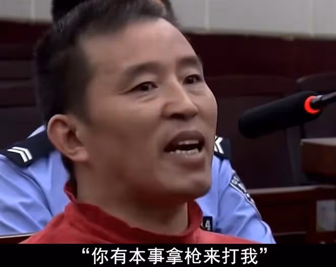 2018年,囂張死刑犯當庭怒懟法官,用咒語攻擊警察,最後傻眼了