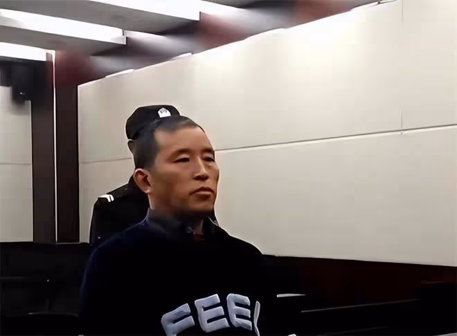 2018年,囂張死刑犯當庭怒懟法官,用咒語攻擊警察,最後傻眼了
