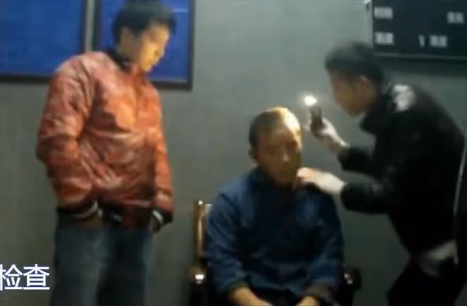2018年,囂張死刑犯當庭怒懟法官,用咒語攻擊警察,最後傻眼了