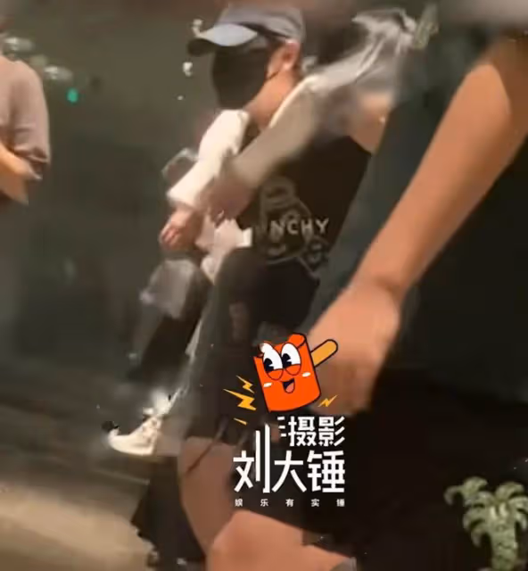黃曉明和姜文方中信等大佬聚會,背醉酒女子上車,暖男行為獲贊