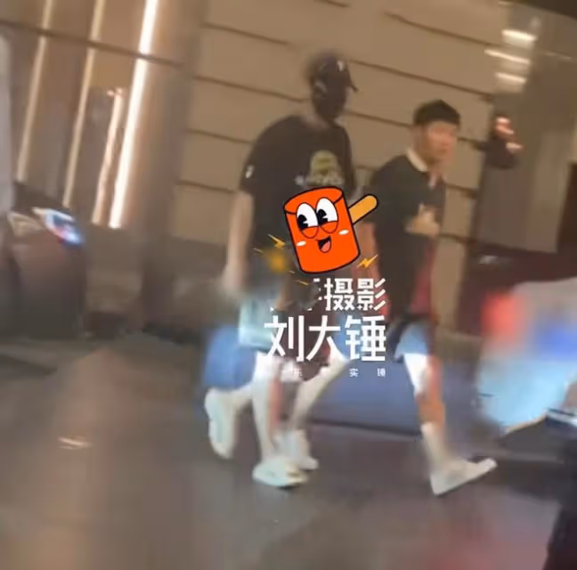 黃曉明和姜文方中信等大佬聚會,背醉酒女子上車,暖男行為獲贊