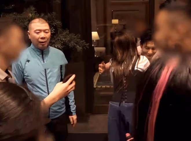 黃曉明和姜文方中信等大佬聚會,背醉酒女子上車,暖男行為獲贊