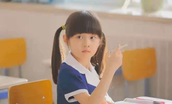 演趙薇「女兒」的小明星因長得太漂亮,被導演禁止整容如今認不出