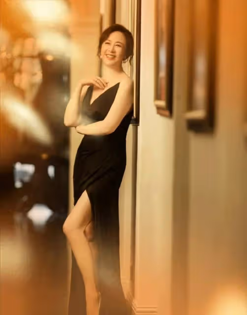 60歲吳玉芳太抗老!穿弔帶開叉裙盡顯少女身材,零皺紋的臉真舒服