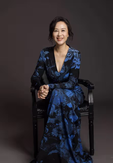 60歲吳玉芳太抗老!穿弔帶開叉裙盡顯少女身材,零皺紋的臉真舒服