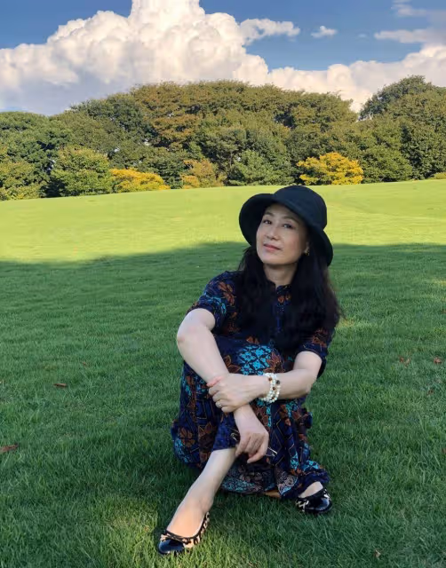 60歲吳玉芳太抗老!穿弔帶開叉裙盡顯少女身材,零皺紋的臉真舒服