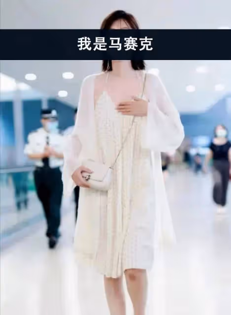 喬欣穿的弔帶裙領子有點低，網友：太尷尬了