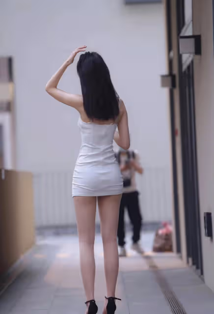 吊襪帶連衣裙搭配高跟鞋,既顯腰又顯白皙大長腿