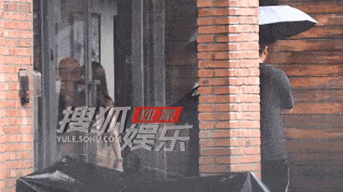 黃曉明深夜背醉酒女回酒店,女子身份不一般,姜文、方中信懶得管