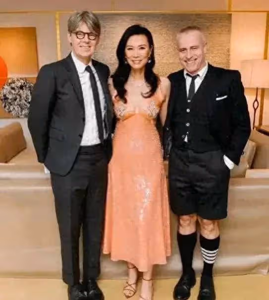54歲鄧文迪盛世美顏！弔帶裙婀娜多姿，卷髮慵懶又妖嬈，像30歲的女生