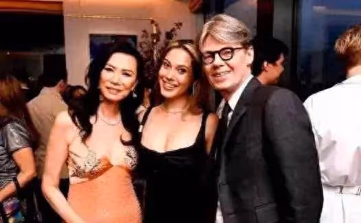 54歲鄧文迪盛世美顏！弔帶裙婀娜多姿，卷髮慵懶又妖嬈，像30歲的女生