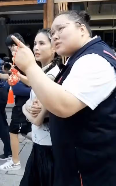李若彤逛街遭偶遇,狀態不輸小34歲的奧運冠軍,人氣火爆被圍著走