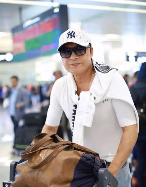 61歲馬景濤給微商站台,嘴歪臉腫還謝頂,與小30歲嬌妻3婚剛倆月