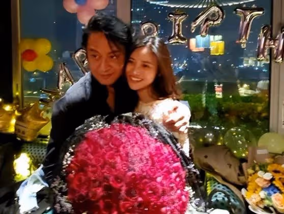 61歲馬景濤給微商站台,嘴歪臉腫還謝頂,與小30歲嬌妻3婚剛倆月