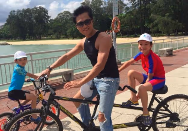 61歲馬景濤給微商站台,嘴歪臉腫還謝頂,與小30歲嬌妻3婚剛倆月