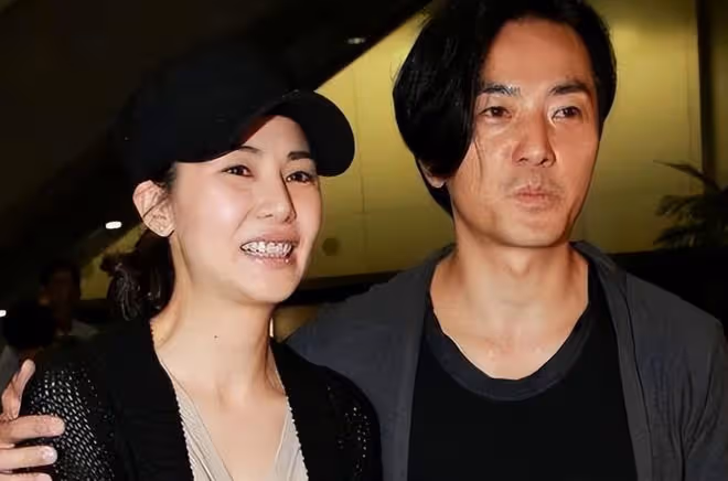 鄭伊健現身日本超市被偶遇,旁邊樸素女大肚子突出被猜是蒙嘉慧