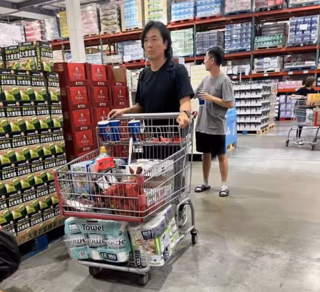 鄭伊健現身日本超市被偶遇,旁邊樸素女大肚子突出被猜是蒙嘉慧