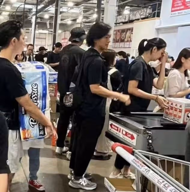 鄭伊健現身日本超市被偶遇,旁邊樸素女大肚子突出被猜是蒙嘉慧