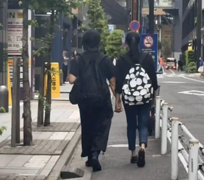 鄭伊健現身日本超市被偶遇,旁邊樸素女大肚子突出被猜是蒙嘉慧