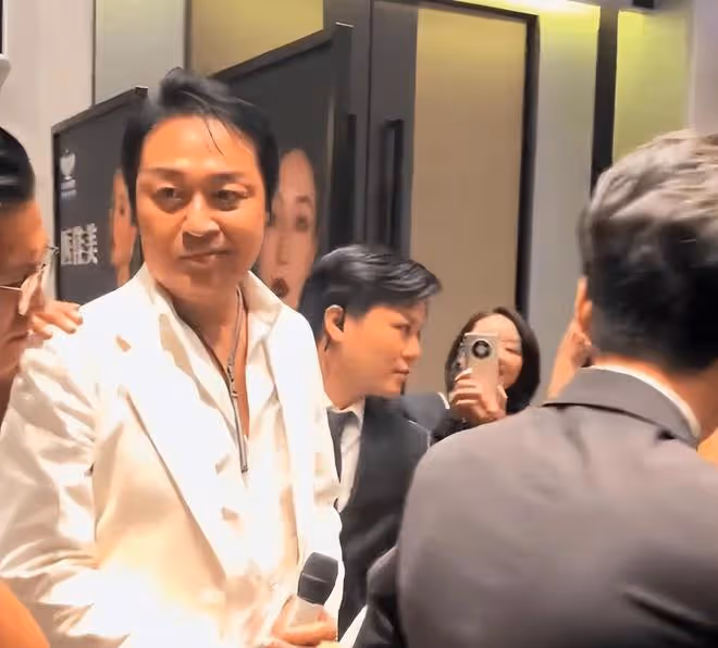 馬景濤這是怎麼了?演出期間做歪嘴動作,網友懷疑他中風面癱