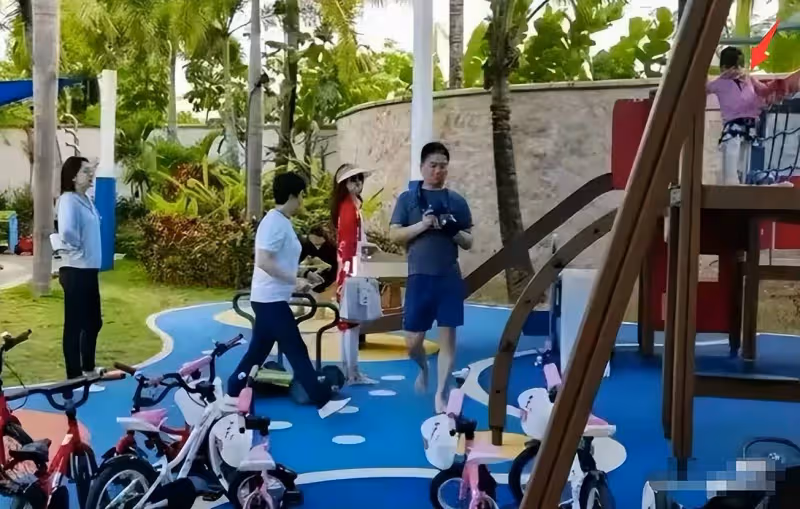 章澤天帶娃游馬爾他,7歲囡囡神似爸爸,劉強東花30萬請皇室保姆