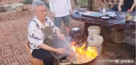65歲趙本山在鄉村別墅宴客,穿萬元衣服下廚,新劇疑似內涵郭德綱