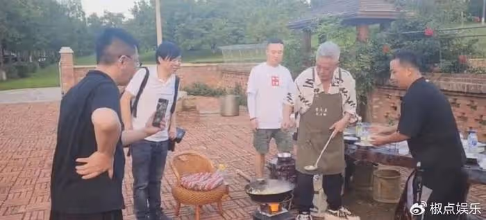 65歲趙本山在鄉村別墅宴客,穿萬元衣服下廚,新劇疑似內涵郭德綱