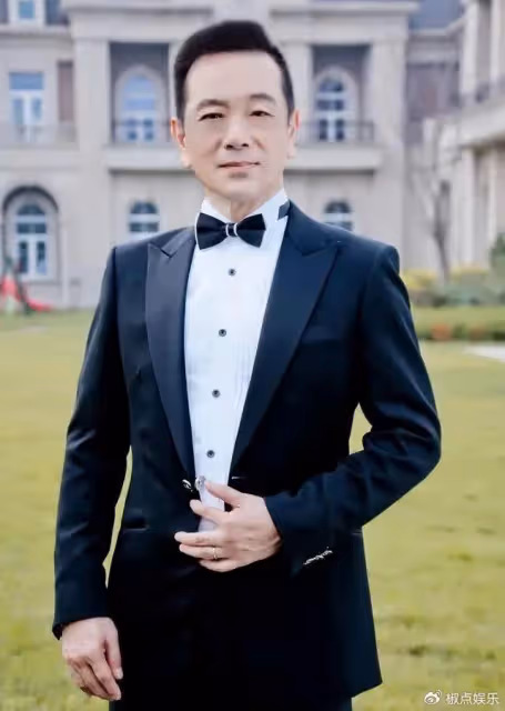 知名老戲骨低調隱婚30年,一件衣服穿了35年,直播帶貨被人罵哭