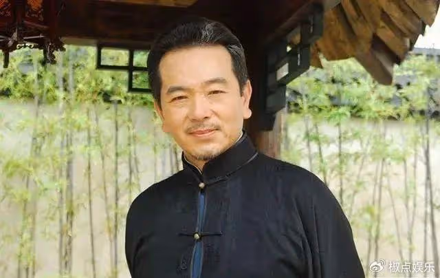 知名老戲骨低調隱婚30年,一件衣服穿了35年,直播帶貨被人罵哭