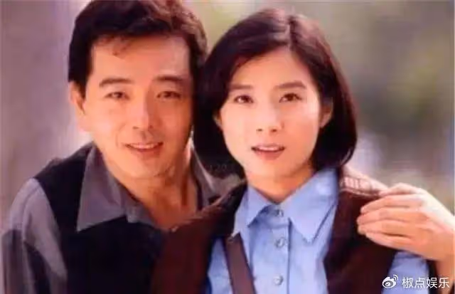 知名老戲骨低調隱婚30年,一件衣服穿了35年,直播帶貨被人罵哭