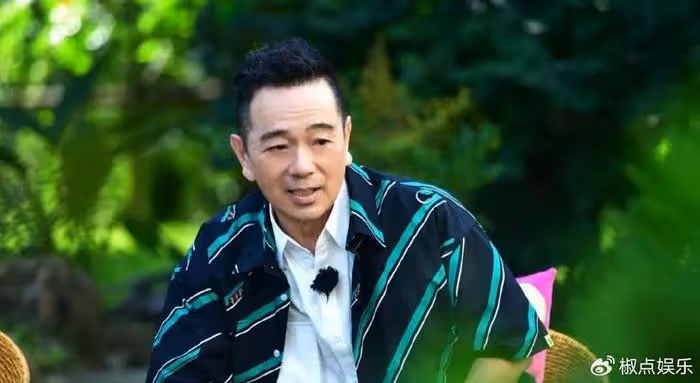 知名老戲骨低調隱婚30年,一件衣服穿了35年,直播帶貨被人罵哭