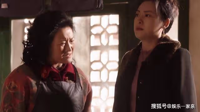 《父輩的榮耀》鳳霞濕身露出腰間胎記，陳興傑當場跪地認妹妹