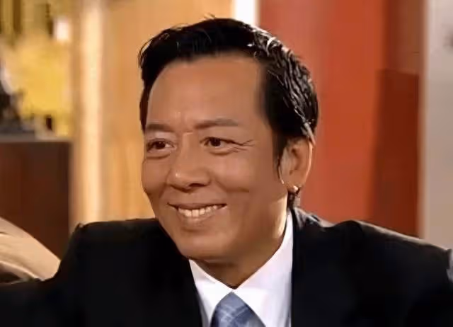 TVB前知名老戲骨煙不離手，滿頭白髮身材消瘦，結婚多年堅持丁克