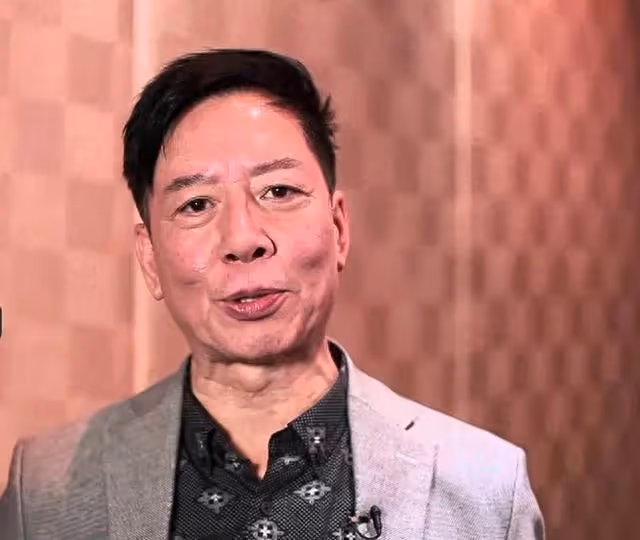 TVB前知名老戲骨煙不離手，滿頭白髮身材消瘦，結婚多年堅持丁克
