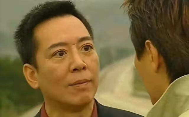 TVB前知名老戲骨煙不離手，滿頭白髮身材消瘦，結婚多年堅持丁克