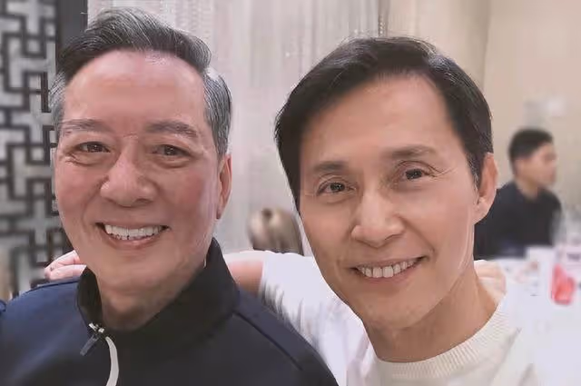 TVB前知名老戲骨煙不離手，滿頭白髮身材消瘦，結婚多年堅持丁克