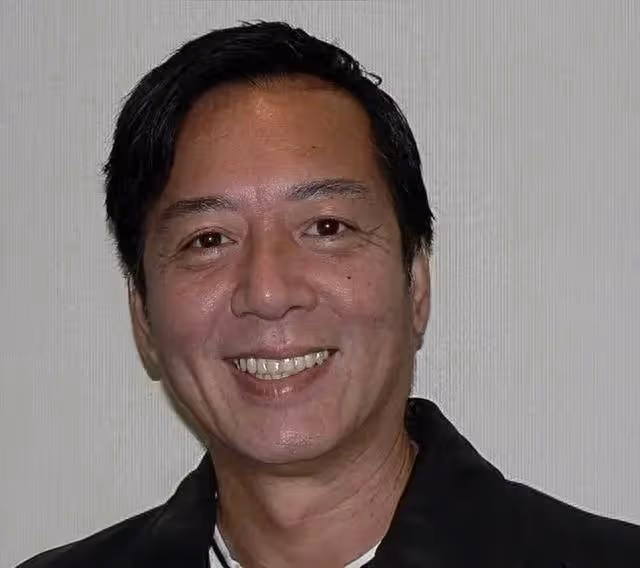 TVB前知名老戲骨煙不離手，滿頭白髮身材消瘦，結婚多年堅持丁克