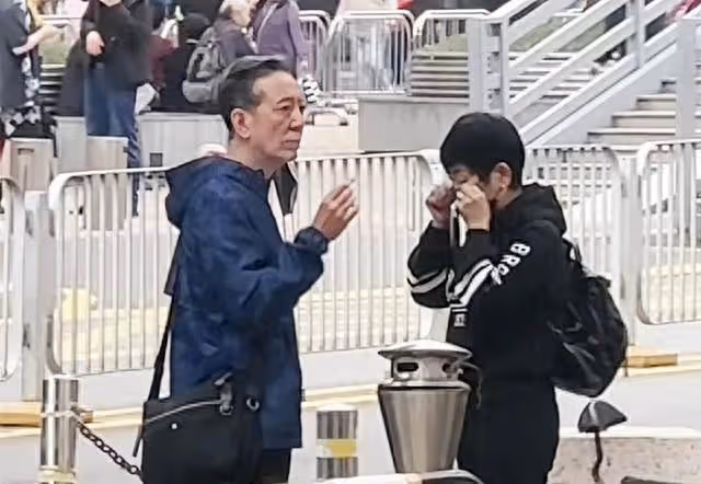 TVB前知名老戲骨煙不離手,滿頭白髮身材消瘦,結婚多年堅持丁克