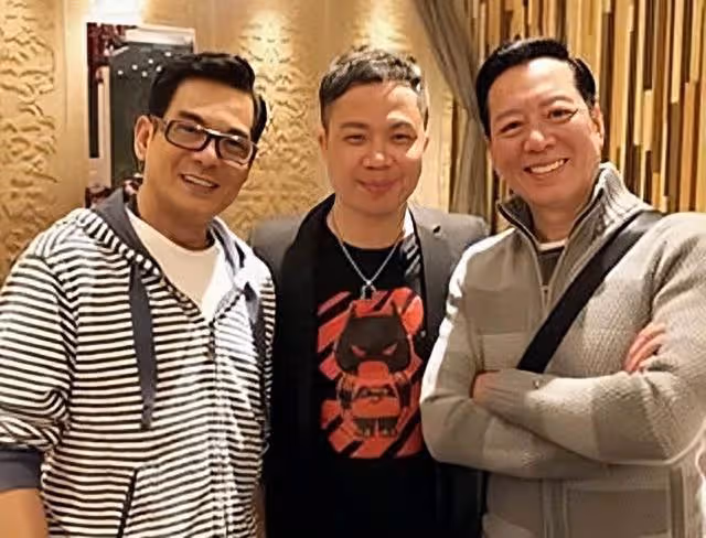 TVB前知名老戲骨煙不離手,滿頭白髮身材消瘦,結婚多年堅持丁克