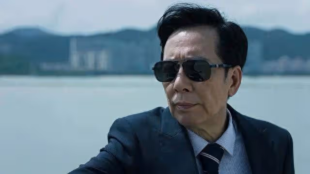 TVB前知名老戲骨煙不離手,滿頭白髮身材消瘦,結婚多年堅持丁克