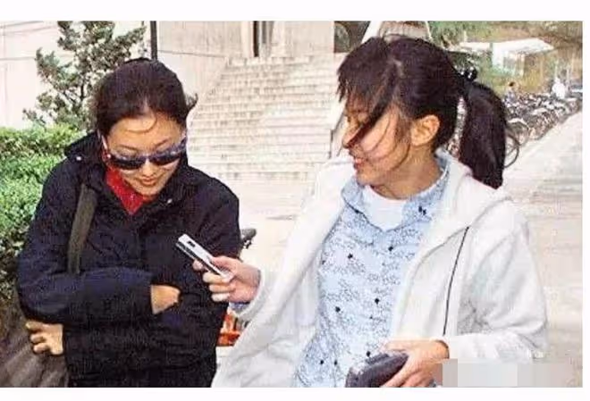 01年高中輟學養家，36歲嫁入豪門，41歲成香港女首富，她憑什麼