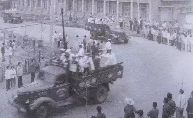東北二王逃亡6省7個月，三萬軍警將其剿滅，死前卻大喊我是好人