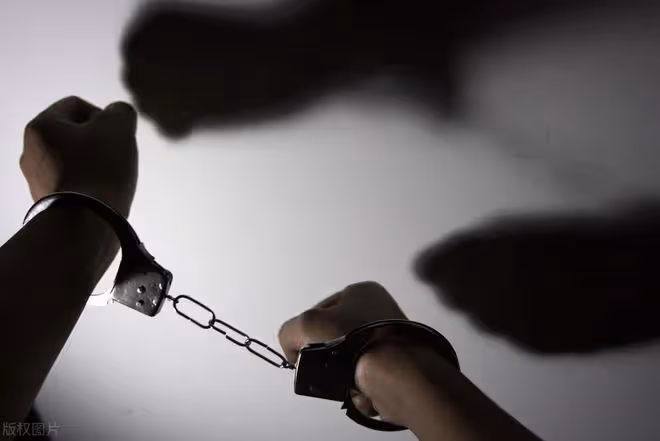 六旬老人在家突然被捕,一本帳目的4個字,引出39年前彩禮悲劇
