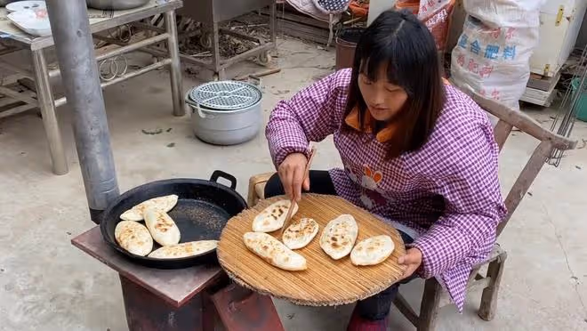 六旬老人在家突然被捕，一本帳目的4個字，引出39年前彩禮悲劇
